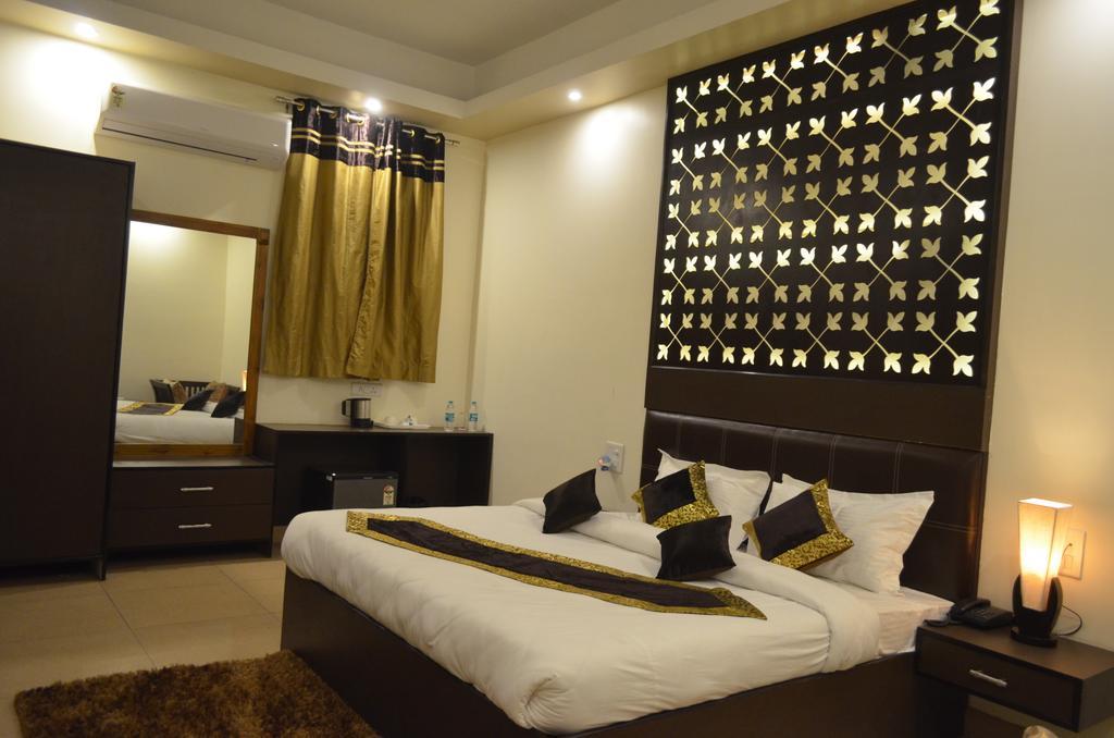 Red Orchid Hotel Meerut Room photo