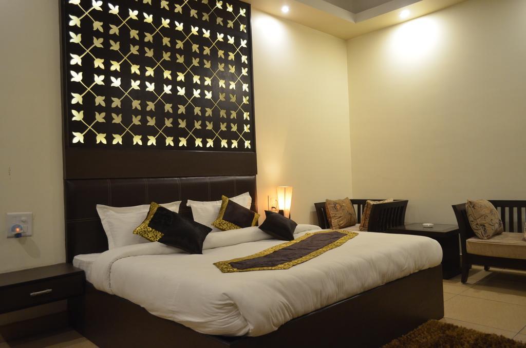 Red Orchid Hotel Meerut Room photo