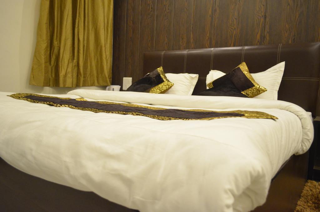 Red Orchid Hotel Meerut Room photo